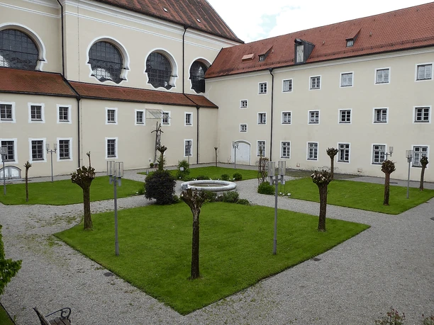 Serenadenplatz des Karmeliterklosters mit Heilig-Geist-Kirche