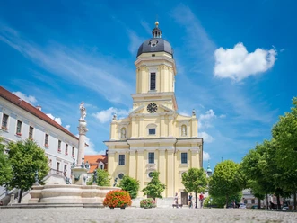 Radelnde am Karlsplatz in Neuburg an der Donau