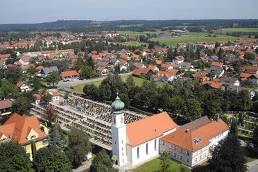 Die Kirche Maria Egg und der Friedhof in Peiting