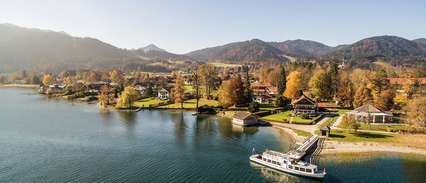 Bad Wiessee mit Kampen im Hintergrund