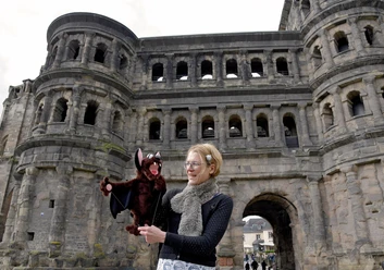 Flederamaus Flora vor der Porta Nigra