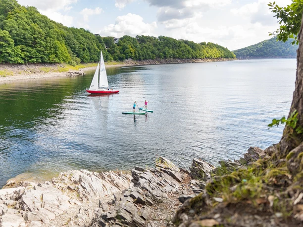 Stand-Up-Paddeln und Segeln am Rursee
