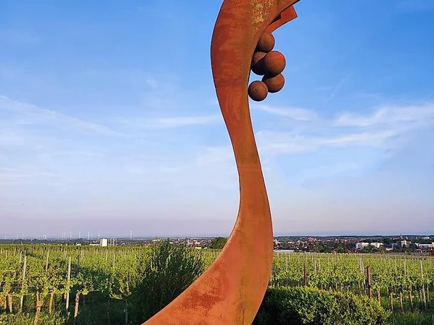 Das Wahrzeichen - Weinerlebnispfad Nußdorf