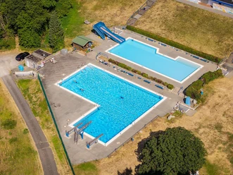Die Wasserrutsche sorgt für Abwechslung