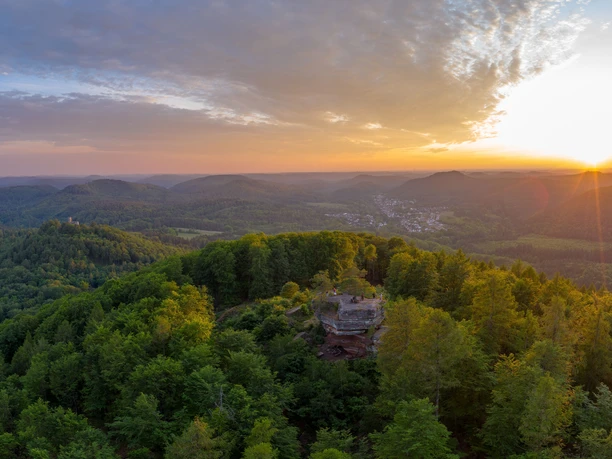 Winschertfelsen mit Burg Gräfenstein und Merzalben im Hintergrund