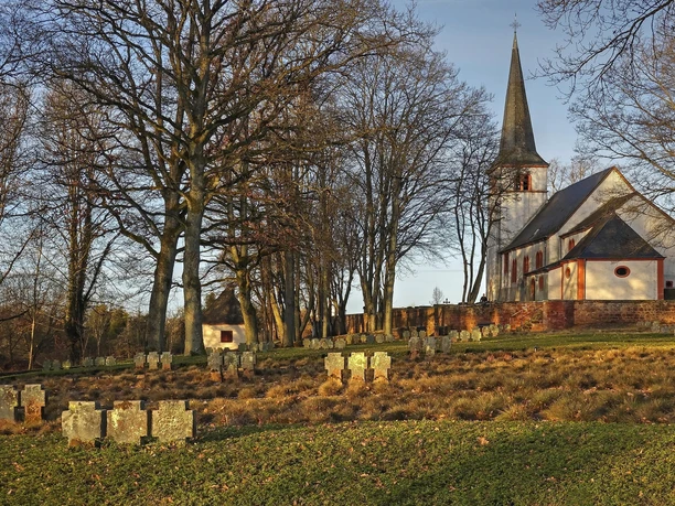 Ehrenfriedhof Kastel-Staadt (1) Ehrenfriedhof Kastel-Staadt (1)