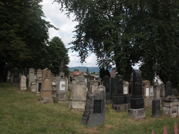 Der Jüdische Friedhof liegt am Ortsrand Der Jüdische Friedhof liegt am Ortsrand