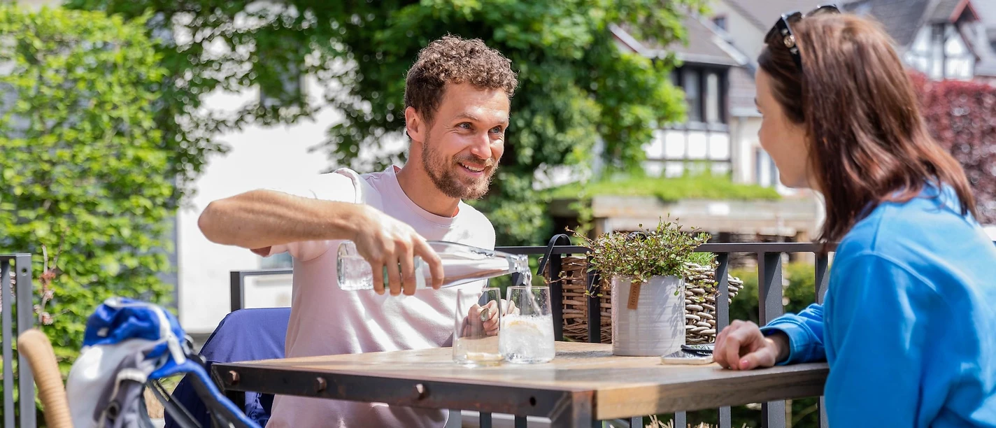 Pause auf der Terrasse in Café und Bar Marielle