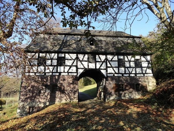 Vor dem Torhaus der Alten Rentei Junkernthal