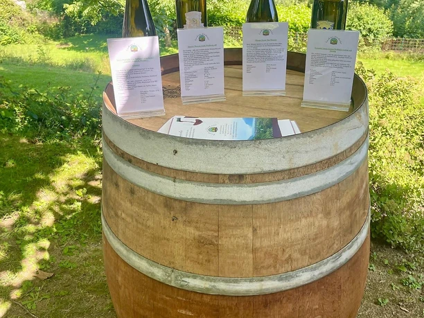 Präsentation auf Weinfass bei Weinwanderung
