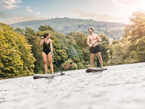 Paar beim Stand Up Paddling Paar beim Stand Up Paddling