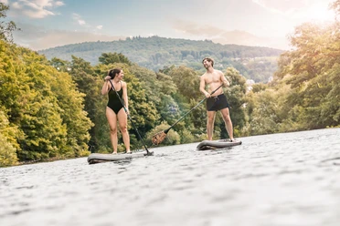 Paar beim Stand Up Paddling