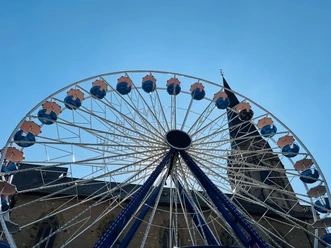 Riesenrad vor Nikolaikirche Alzey