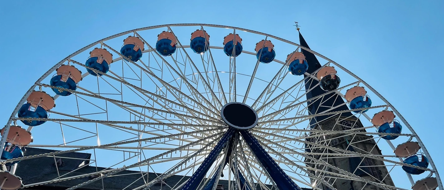 Riesenrad vor Nikolaikirche Alzey