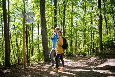 Wanderer am Wegweiser Richtung Bismarckturm