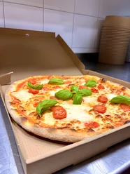 Pizza mit Tomaten, Büffelmozzarella und Basilikum