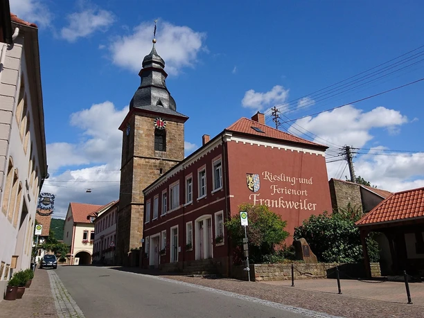 Frankweiler Kirche und Cullmannplatz