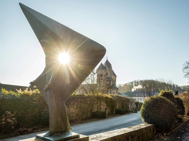 Sonnenaufgang an der Abteikirche Maria Laach
