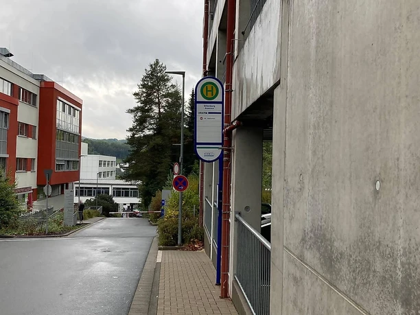 Parkhaus und Bushaltestelle Ärztehaus 3