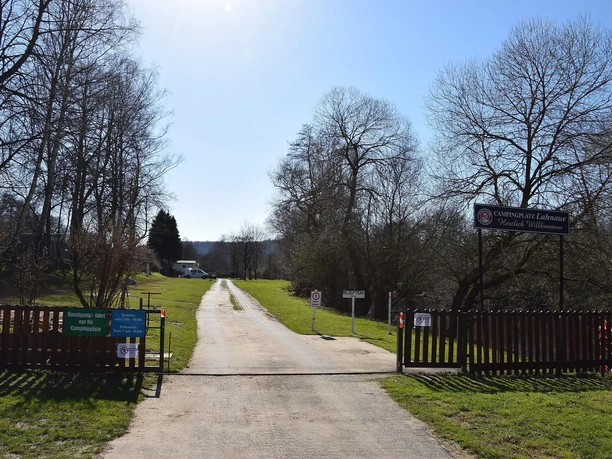 Einfahrt zum Campingplatz Lahnaue in Marburg