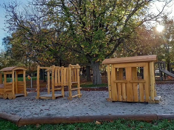 Spielplatz mit Holzzug