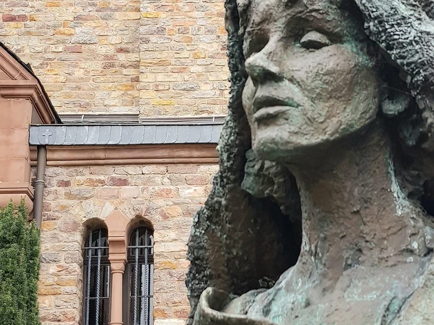 Statue Hildegard von Bingen