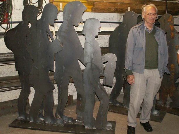 Figuren in der Werkstatt mit dem Künstler