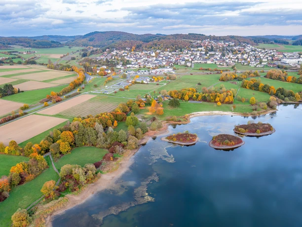 Der Aartalsee und Gemeinde Bischoffen