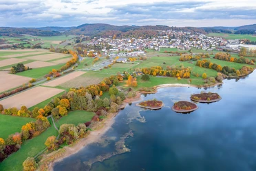 Der Aartalsee und Gemeinde Bischoffen