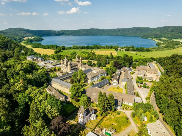 Laacher See mit Kloster Laacher See mit Kloster
