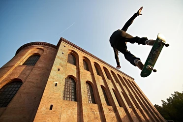 Skater vor der Konstantin Basilika
