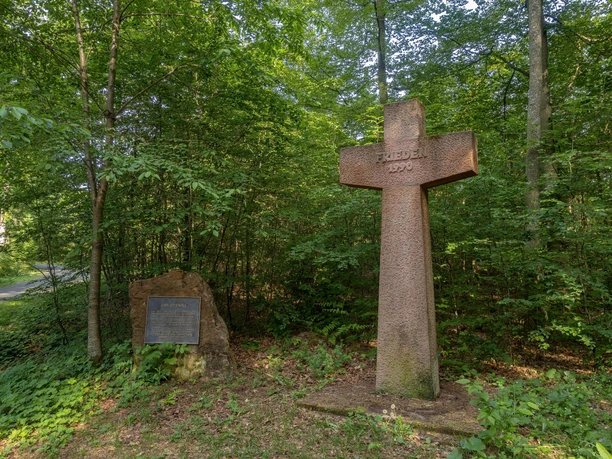 Friedenskreuz mit Gedenkstein