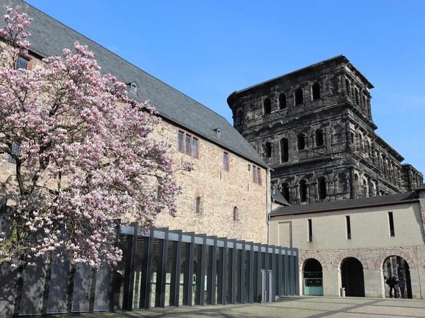 Brunnenhof mit Porta Nigra im Hintergrund