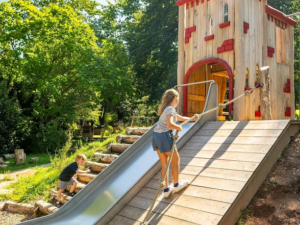 Kletterturm und Rutsche