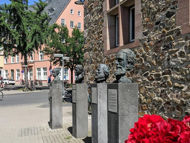 Gießener Köpfe am Alten Schloss