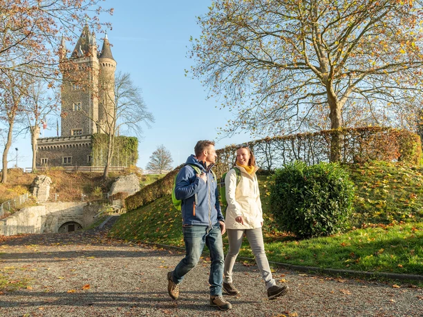 Wilhelmsturm mit Wanderern