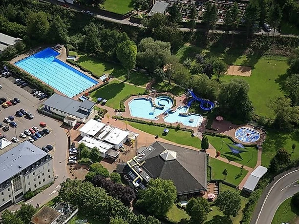 Freizeit-Hallenbad und Freibad Saarburg Freizeit-Hallenbad und Freibad Saarburg