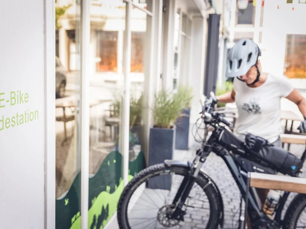 E-Bike Ladestation mit Fahrradständer
