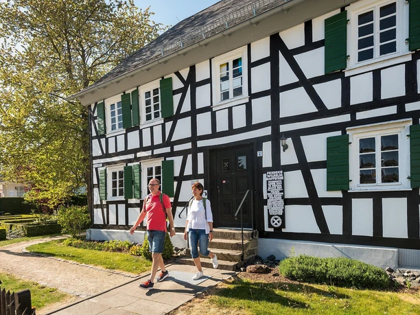 Wanderer vor Raiffeisenhaus