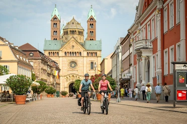 Mit dem Rad durch die Maximilianstraße in Speyer