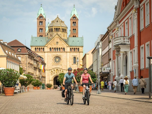 Mit dem Rad durch die Maximilianstraße in Speyer