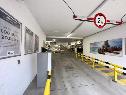 Einfahrt Kaufhaus Ahrens Marburg