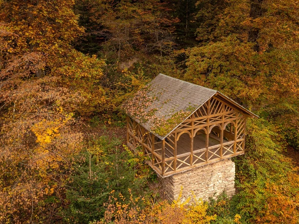 Die Balduinshütte thront über dem Liesertal