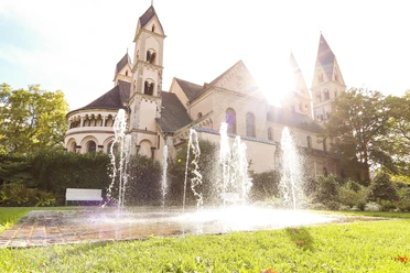 Blumenhof mit Basilika