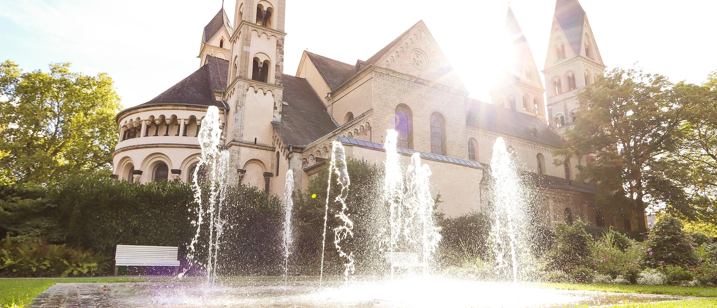 Blumenhof mit Basilika Blumenhof mit Basilika