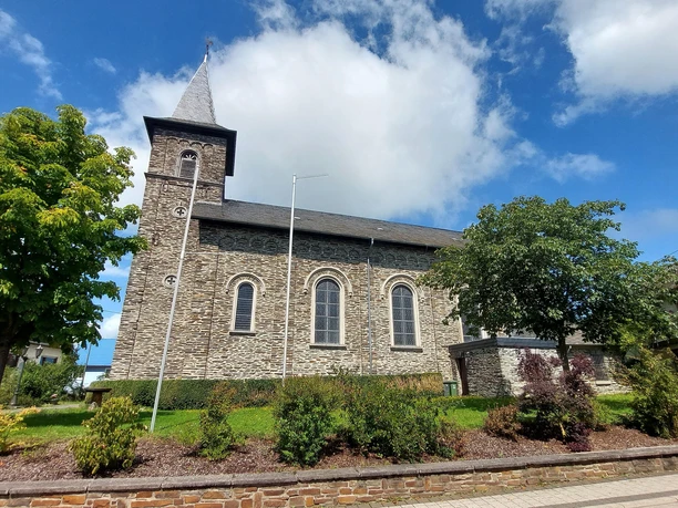Pfarrkirche St. Alban (Seitenansicht)