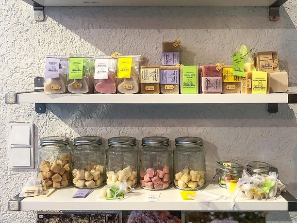 Im Shop gibt es u.a. Alpaka-Seife