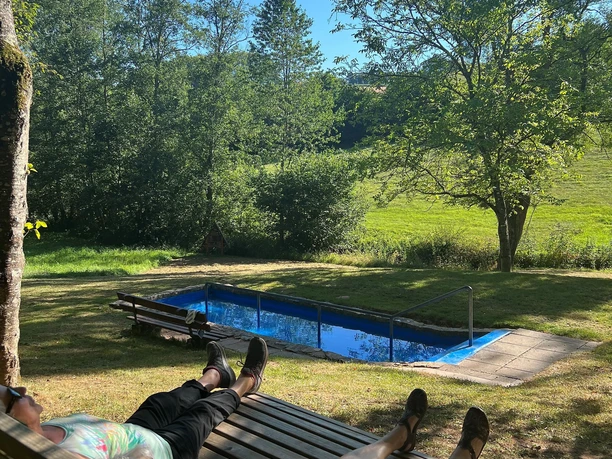 Wassertretbecken mit Ruheliege