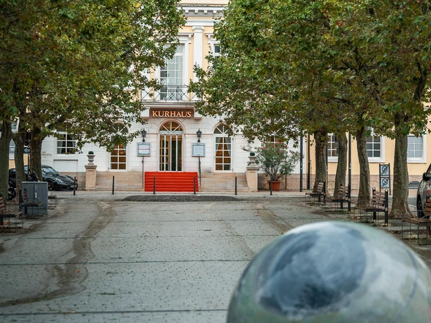 Über den Schlossplatz erreicht man das Kurhaus