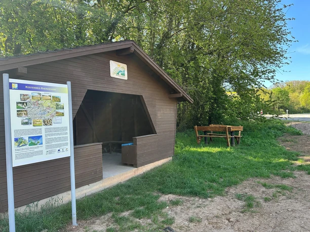 Hütte und Bank am Parkplatz